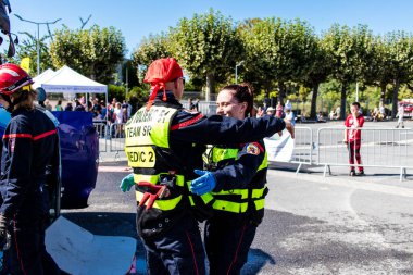 Bir araba kazasında itfaiyeci müdahalesi simülasyonu. Reims 'deki Marchandeau itfaiye istasyonunun itfaiyecileri kapılarını açıyor. Etkinlik, kurtarma merkezinin 30. yıldönümü münasebetiyle düzenleniyor..