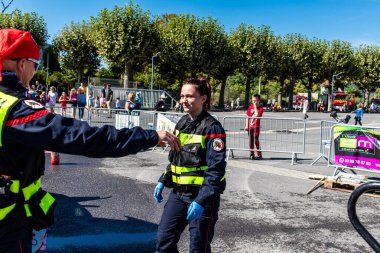 Bir araba kazasında itfaiyeci müdahalesi simülasyonu. Reims 'deki Marchandeau itfaiye istasyonunun itfaiyecileri kapılarını açıyor. Etkinlik, kurtarma merkezinin 30. yıldönümü münasebetiyle düzenleniyor..