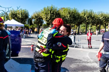 Bir araba kazasında itfaiyeci müdahalesi simülasyonu. Reims 'deki Marchandeau itfaiye istasyonunun itfaiyecileri kapılarını açıyor. Etkinlik, kurtarma merkezinin 30. yıldönümü münasebetiyle düzenleniyor..