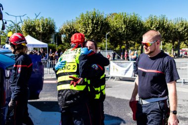 Bir araba kazasında itfaiyeci müdahalesi simülasyonu. Reims 'deki Marchandeau itfaiye istasyonunun itfaiyecileri kapılarını açıyor. Etkinlik, kurtarma merkezinin 30. yıldönümü münasebetiyle düzenleniyor..