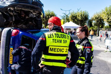 Bir araba kazasında itfaiyeci müdahalesi simülasyonu. Reims 'deki Marchandeau itfaiye istasyonunun itfaiyecileri kapılarını açıyor. Etkinlik, kurtarma merkezinin 30. yıldönümü münasebetiyle düzenleniyor..
