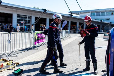 Bir araba kazasında itfaiyeci müdahalesi simülasyonu. Reims 'deki Marchandeau itfaiye istasyonunun itfaiyecileri kapılarını açıyor. Etkinlik, kurtarma merkezinin 30. yıldönümü münasebetiyle düzenleniyor..