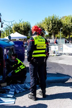 Bir araba kazasında itfaiyeci müdahalesi simülasyonu. Reims 'deki Marchandeau itfaiye istasyonunun itfaiyecileri kapılarını açıyor. Etkinlik, kurtarma merkezinin 30. yıldönümü münasebetiyle düzenleniyor..