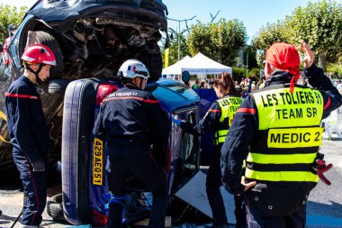 Bir araba kazasında itfaiyeci müdahalesi simülasyonu. Reims 'deki Marchandeau itfaiye istasyonunun itfaiyecileri kapılarını açıyor. Etkinlik, kurtarma merkezinin 30. yıldönümü münasebetiyle düzenleniyor..