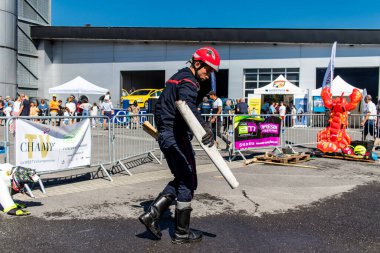 Bir araba kazasında itfaiyeci müdahalesi simülasyonu. Reims 'deki Marchandeau itfaiye istasyonunun itfaiyecileri kapılarını açıyor. Etkinlik, kurtarma merkezinin 30. yıldönümü münasebetiyle düzenleniyor..