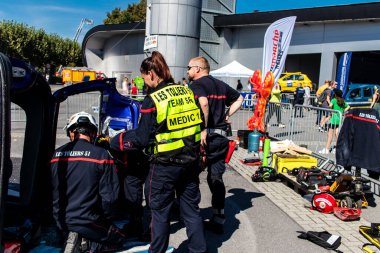 Bir araba kazasında itfaiyeci müdahalesi simülasyonu. Reims 'deki Marchandeau itfaiye istasyonunun itfaiyecileri kapılarını açıyor. Etkinlik, kurtarma merkezinin 30. yıldönümü münasebetiyle düzenleniyor..