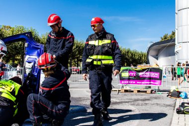 Bir araba kazasında itfaiyeci müdahalesi simülasyonu. Reims 'deki Marchandeau itfaiye istasyonunun itfaiyecileri kapılarını açıyor. Etkinlik, kurtarma merkezinin 30. yıldönümü münasebetiyle düzenleniyor..