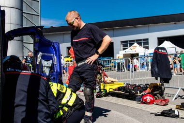 Bir araba kazasında itfaiyeci müdahalesi simülasyonu. Reims 'deki Marchandeau itfaiye istasyonunun itfaiyecileri kapılarını açıyor. Etkinlik, kurtarma merkezinin 30. yıldönümü münasebetiyle düzenleniyor..
