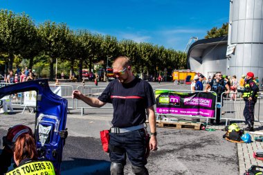 Bir araba kazasında itfaiyeci müdahalesi simülasyonu. Reims 'deki Marchandeau itfaiye istasyonunun itfaiyecileri kapılarını açıyor. Etkinlik, kurtarma merkezinin 30. yıldönümü münasebetiyle düzenleniyor..