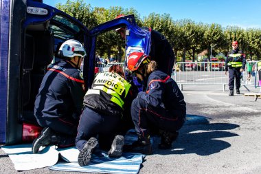 Bir araba kazasında itfaiyeci müdahalesi simülasyonu. Reims 'deki Marchandeau itfaiye istasyonunun itfaiyecileri kapılarını açıyor. Etkinlik, kurtarma merkezinin 30. yıldönümü münasebetiyle düzenleniyor..