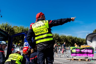 Bir araba kazasında itfaiyeci müdahalesi simülasyonu. Reims 'deki Marchandeau itfaiye istasyonunun itfaiyecileri kapılarını açıyor. Etkinlik, kurtarma merkezinin 30. yıldönümü münasebetiyle düzenleniyor..