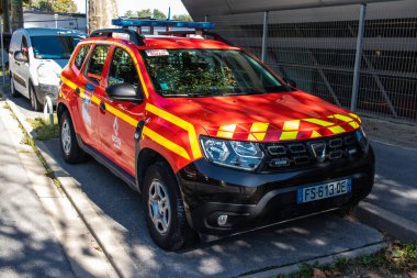 Reims, Fransa - 02 Eylül 2023 İtfaiye aracı halka sergileniyor. İtfaiye, kurtarma merkezinin 30. yıldönümünde kapılarını açıyor.