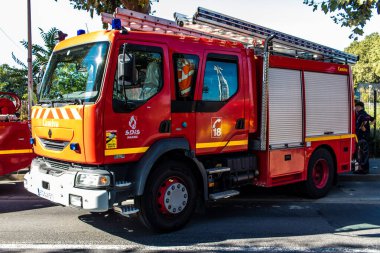 Reims, Fransa - 02 Eylül 2023 İtfaiye aracı halka sergileniyor. İtfaiye, kurtarma merkezinin 30. yıldönümünde kapılarını açıyor.