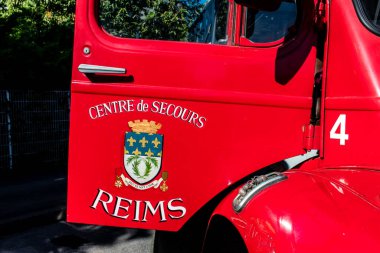 Reims, Fransa - 02 Eylül 2023 İtfaiye aracı halka sergileniyor. İtfaiye, kurtarma merkezinin 30. yıldönümünde kapılarını açıyor.