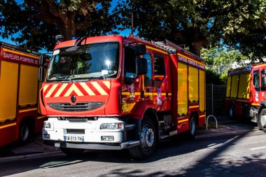 Reims, Fransa - 02 Eylül 2023 İtfaiye aracı halka sergileniyor. İtfaiye, kurtarma merkezinin 30. yıldönümünde kapılarını açıyor.