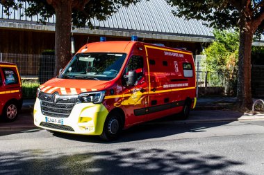 Reims, Fransa - 02 Eylül 2023 İtfaiye aracı halka sergileniyor. İtfaiye, kurtarma merkezinin 30. yıldönümünde kapılarını açıyor.