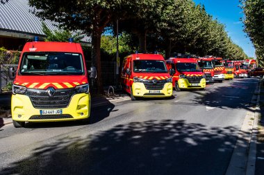 Reims, Fransa - 02 Eylül 2023 İtfaiye aracı halka sergileniyor. İtfaiye, kurtarma merkezinin 30. yıldönümünde kapılarını açıyor.