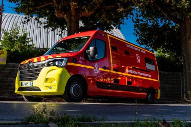 Reims, Fransa - 02 Eylül 2023 İtfaiye aracı halka sergileniyor. İtfaiye, kurtarma merkezinin 30. yıldönümünde kapılarını açıyor.