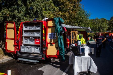 Reims, Fransa - 02 Eylül 2023 İtfaiye aracı halka sergileniyor. İtfaiye, kurtarma merkezinin 30. yıldönümünde kapılarını açıyor.