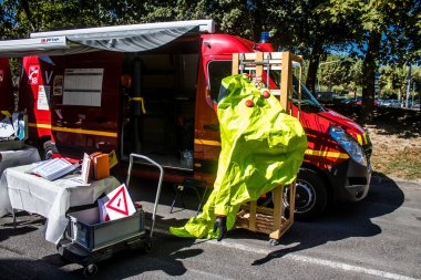 Reims, Fransa - 02 Eylül 2023 İtfaiye aracı halka sergileniyor. İtfaiye, kurtarma merkezinin 30. yıldönümünde kapılarını açıyor.