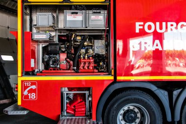 Reims, Fransa - 02 Eylül 2023 İtfaiye aracı halka sergileniyor. İtfaiye, kurtarma merkezinin 30. yıldönümünde kapılarını açıyor.