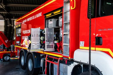 Reims, Fransa - 02 Eylül 2023 İtfaiye aracı halka sergileniyor. İtfaiye, kurtarma merkezinin 30. yıldönümünde kapılarını açıyor.