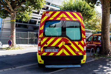 Reims, Fransa - 02 Eylül 2023 İtfaiye aracı halka sergileniyor. İtfaiye, kurtarma merkezinin 30. yıldönümünde kapılarını açıyor.