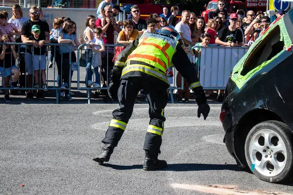 Bir araba kazasında itfaiyeci müdahalesi simülasyonu. Reims 'deki Marchandeau itfaiye istasyonunun itfaiyecileri kapılarını açıyor. Etkinlik, kurtarma merkezinin 30. yıldönümü münasebetiyle düzenleniyor..