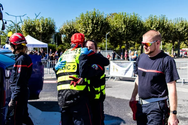 Bir araba kazasında itfaiyeci müdahalesi simülasyonu. Reims 'deki Marchandeau itfaiye istasyonunun itfaiyecileri kapılarını açıyor. Etkinlik, kurtarma merkezinin 30. yıldönümü münasebetiyle düzenleniyor..