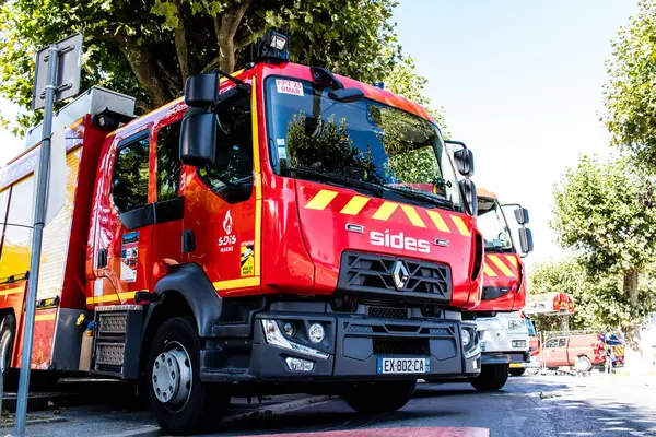 Reims, Fransa - 02 Eylül 2023 İtfaiye aracı halka sergileniyor. İtfaiye, kurtarma merkezinin 30. yıldönümünde kapılarını açıyor.