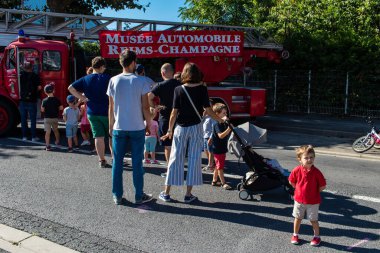 Reims sakinleri açılış gününe katılıyor. Reims 'deki Marchandeau itfaiye istasyonunun itfaiyecileri kapılarını açıyor. Etkinlik, kurtarma merkezinin 30. yıldönümü münasebetiyle düzenleniyor..