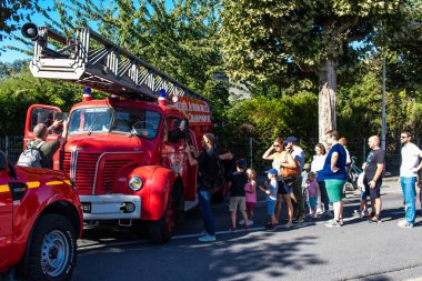 Reims sakinleri açılış gününe katılıyor. Reims 'deki Marchandeau itfaiye istasyonunun itfaiyecileri kapılarını açıyor. Etkinlik, kurtarma merkezinin 30. yıldönümü münasebetiyle düzenleniyor..