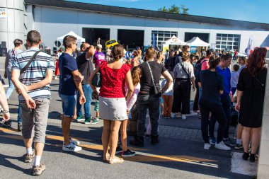 Reims sakinleri açılış gününe katılıyor. Reims 'deki Marchandeau itfaiye istasyonunun itfaiyecileri kapılarını açıyor. Etkinlik, kurtarma merkezinin 30. yıldönümü münasebetiyle düzenleniyor..