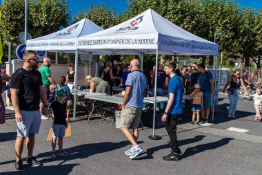 Reims sakinleri açılış gününe katılıyor. Reims 'deki Marchandeau itfaiye istasyonunun itfaiyecileri kapılarını açıyor. Etkinlik, kurtarma merkezinin 30. yıldönümü münasebetiyle düzenleniyor..