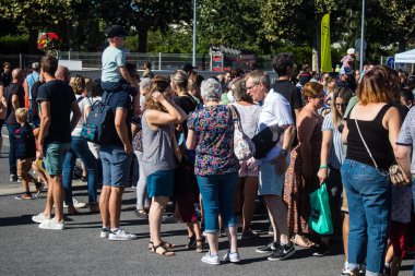 Reims sakinleri açılış gününe katılıyor. Reims 'deki Marchandeau itfaiye istasyonunun itfaiyecileri kapılarını açıyor. Etkinlik, kurtarma merkezinin 30. yıldönümü münasebetiyle düzenleniyor..