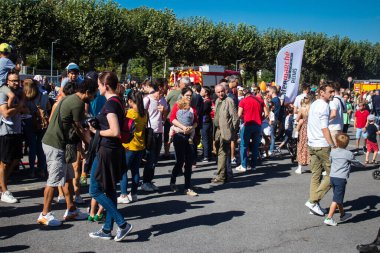 Reims sakinleri açılış gününe katılıyor. Reims 'deki Marchandeau itfaiye istasyonunun itfaiyecileri kapılarını açıyor. Etkinlik, kurtarma merkezinin 30. yıldönümü münasebetiyle düzenleniyor..