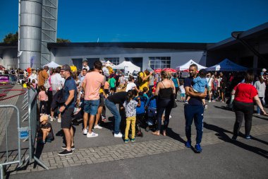 Reims sakinleri açılış gününe katılıyor. Reims 'deki Marchandeau itfaiye istasyonunun itfaiyecileri kapılarını açıyor. Etkinlik, kurtarma merkezinin 30. yıldönümü münasebetiyle düzenleniyor..