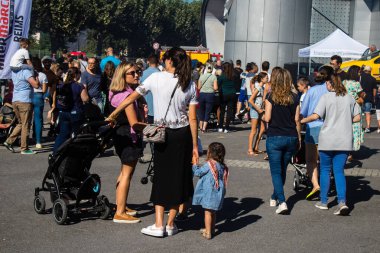 Reims sakinleri açılış gününe katılıyor. Reims 'deki Marchandeau itfaiye istasyonunun itfaiyecileri kapılarını açıyor. Etkinlik, kurtarma merkezinin 30. yıldönümü münasebetiyle düzenleniyor..