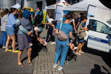 Reims sakinleri açılış gününe katılıyor. Reims 'deki Marchandeau itfaiye istasyonunun itfaiyecileri kapılarını açıyor. Etkinlik, kurtarma merkezinin 30. yıldönümü münasebetiyle düzenleniyor..