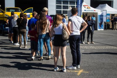 Reims sakinleri açılış gününe katılıyor. Reims 'deki Marchandeau itfaiye istasyonunun itfaiyecileri kapılarını açıyor. Etkinlik, kurtarma merkezinin 30. yıldönümü münasebetiyle düzenleniyor..