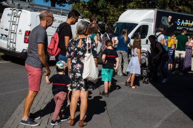 Reims sakinleri açılış gününe katılıyor. Reims 'deki Marchandeau itfaiye istasyonunun itfaiyecileri kapılarını açıyor. Etkinlik, kurtarma merkezinin 30. yıldönümü münasebetiyle düzenleniyor..