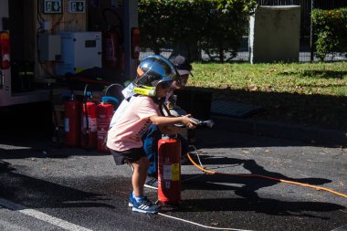 Çocuklar açılış gününe katılıyor. Reims 'deki Marchandeau itfaiye istasyonunun itfaiyecileri kapılarını açıyor. Etkinlik, kurtarma merkezinin 30. yıldönümü münasebetiyle düzenleniyor..