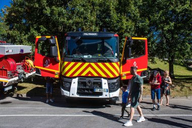 Reims sakinleri açılış gününe katılıyor. Reims 'deki Marchandeau itfaiye istasyonunun itfaiyecileri kapılarını açıyor. Etkinlik, kurtarma merkezinin 30. yıldönümü münasebetiyle düzenleniyor..