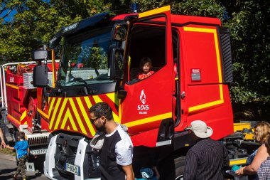 Reims sakinleri açılış gününe katılıyor. Reims 'deki Marchandeau itfaiye istasyonunun itfaiyecileri kapılarını açıyor. Etkinlik, kurtarma merkezinin 30. yıldönümü münasebetiyle düzenleniyor..