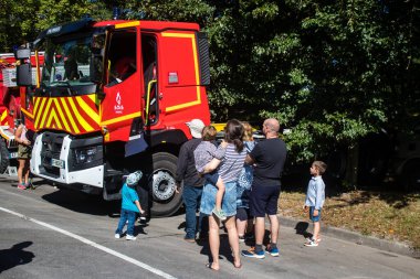 Reims sakinleri açılış gününe katılıyor. Reims 'deki Marchandeau itfaiye istasyonunun itfaiyecileri kapılarını açıyor. Etkinlik, kurtarma merkezinin 30. yıldönümü münasebetiyle düzenleniyor..