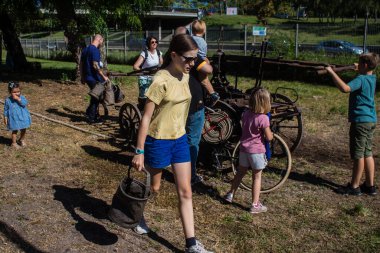 Çocuklar açılış gününe katılıyor. Reims 'deki Marchandeau itfaiye istasyonunun itfaiyecileri kapılarını açıyor. Etkinlik, kurtarma merkezinin 30. yıldönümü münasebetiyle düzenleniyor..