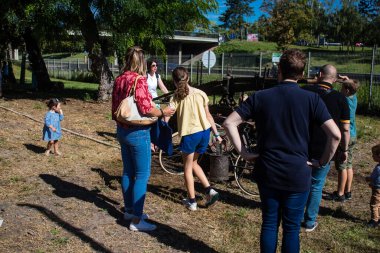 Çocuklar açılış gününe katılıyor. Reims 'deki Marchandeau itfaiye istasyonunun itfaiyecileri kapılarını açıyor. Etkinlik, kurtarma merkezinin 30. yıldönümü münasebetiyle düzenleniyor..