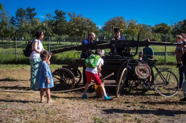 Çocuklar açılış gününe katılıyor. Reims 'deki Marchandeau itfaiye istasyonunun itfaiyecileri kapılarını açıyor. Etkinlik, kurtarma merkezinin 30. yıldönümü münasebetiyle düzenleniyor..