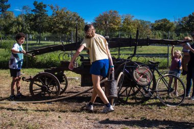 Çocuklar açılış gününe katılıyor. Reims 'deki Marchandeau itfaiye istasyonunun itfaiyecileri kapılarını açıyor. Etkinlik, kurtarma merkezinin 30. yıldönümü münasebetiyle düzenleniyor..