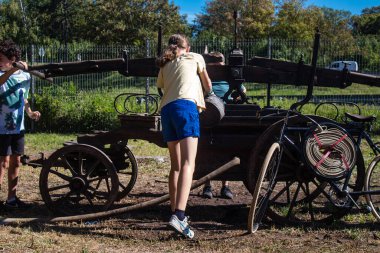 Çocuklar açılış gününe katılıyor. Reims 'deki Marchandeau itfaiye istasyonunun itfaiyecileri kapılarını açıyor. Etkinlik, kurtarma merkezinin 30. yıldönümü münasebetiyle düzenleniyor..